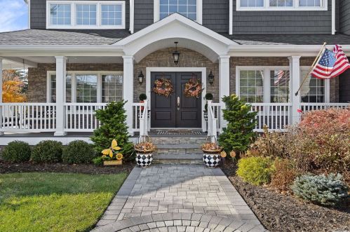 319 Dix Hills Rd, Huntington Station, NY 11746-7824