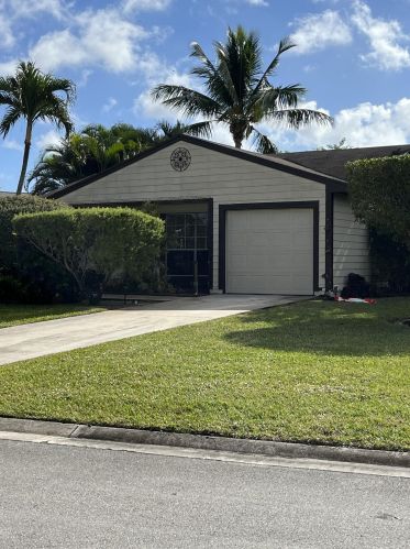 5423 Courtney Cir, Boynton Beach FL  33472-1279 exterior