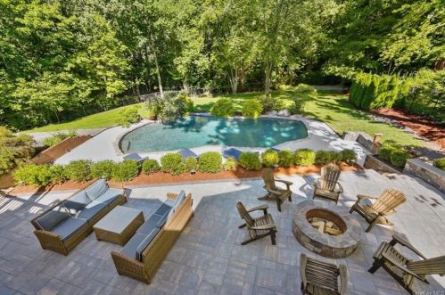 180 Hillair Cir, White Plains NY  10605-4506 exterior