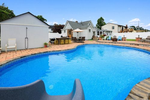 1575 5th St, Babylon, NY 11704-4541