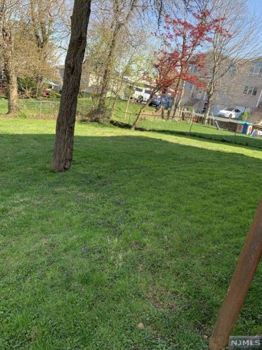 519 Broad Ave, Palisades Park NJ  07650-1607 exterior