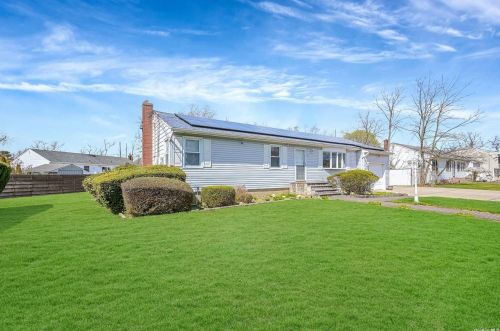 77 Winchester Dr, North Lindenhurst, NY 11757-1713