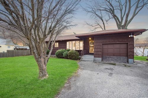 96 Gladys St, North Lindenhurst, NY 11757-1201