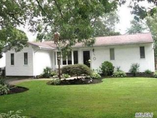 71 Serene Pl, Hauppauge, NY 11788-3534