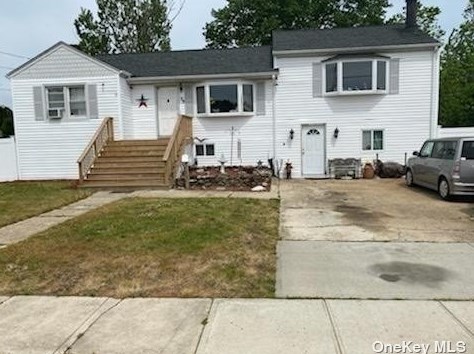26 Schley Ave, North Lindenhurst, NY 11757-5930