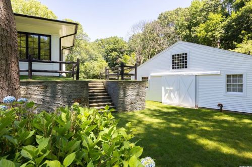 70 Bacon Rd, Westbury NY  11568-1503 exterior