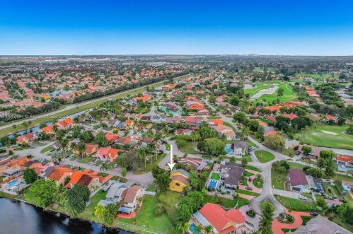 7692 Oakmont Cir, Hialeah FL  33015-2046 exterior