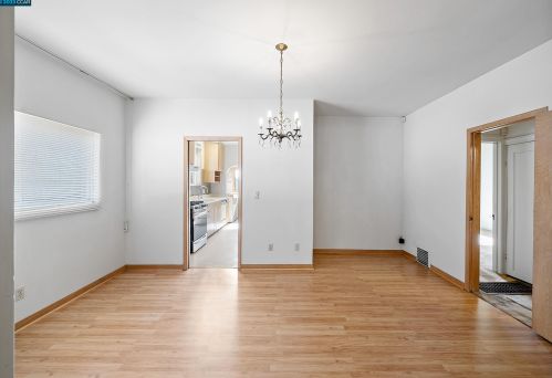 681 Cleveland St, Oakland, CA 94606-1049