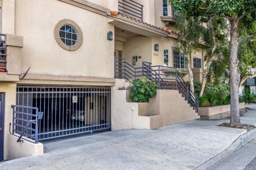 10630 Moorpark St, North Hollywood, CA 91602-2796