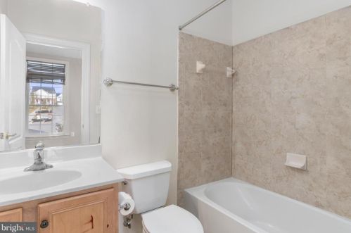 22476 Dinah Pl, Leesburg VA 20175-4808 exterior