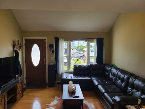 413 Venetian Blvd, North Lindenhurst, NY 11757-6328