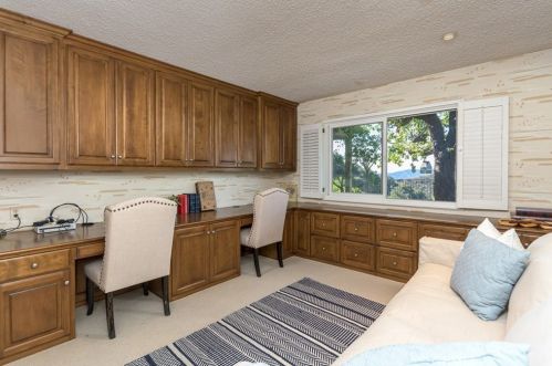 2755 Valle Vista Dr, Glendale CA  91206-4720 exterior