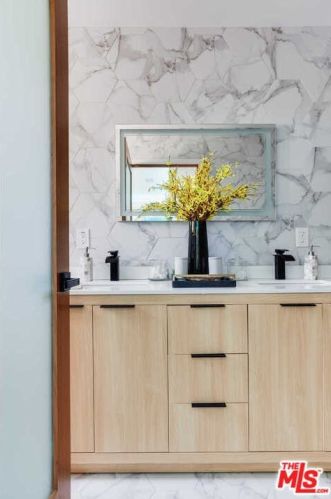 14322 Collins St, Van Nuys CA  91401-4612 exterior