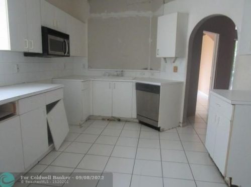 1576 151st Ave, Hollywood FL  33027-2371 exterior