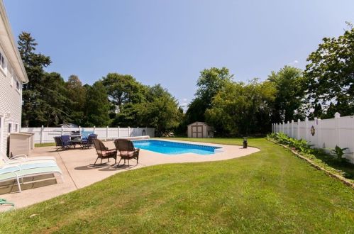 19 Casey Dr, Middletown RI  02842-6224 exterior