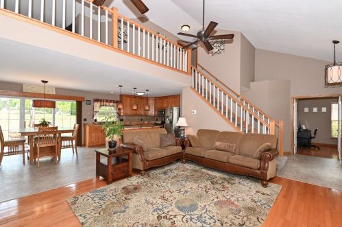 28842 Stone Ridge Ct, Waterford WI  53185-5609 exterior