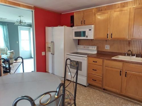 23 Flint Ct, Groton CT  06340-4824 exterior