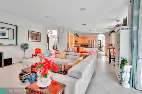 5098 168 Ave, Hollywood FL  33027-4913 exterior