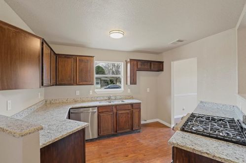 2004 Cedar Crest Blvd, Dallas TX 75203-4316 exterior