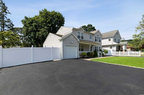 10 Spruce Pl, Huntington Station, NY 11747-1104