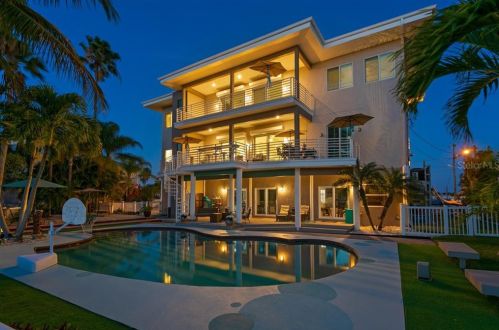 851 Bay Point Dr, Saint Petersburg, FL 33708-2316