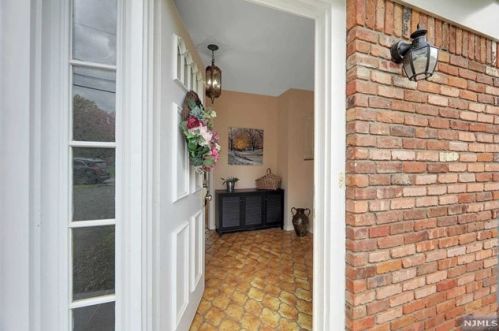 5 Shadow Ln, Montvale, NJ 07645-1315