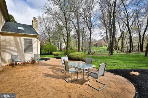 718 Meadowcreek Cir, Prospectville PA 19002-2074 exterior