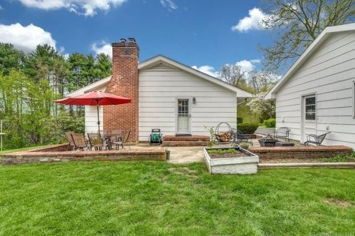 69 Bagburn Rd, Upper Stepney CT 06468-1407 exterior