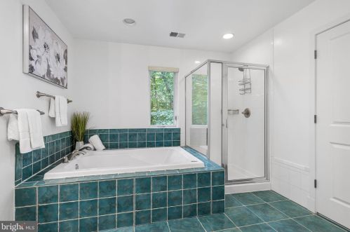 3709 Whispering Ln, Falls Church VA  22041-1121 exterior