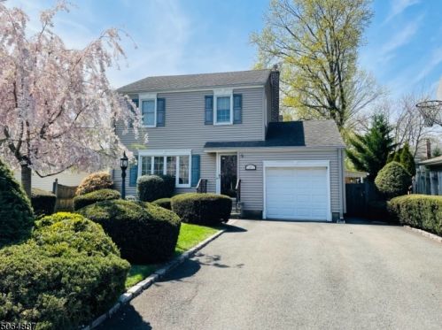 17 Crestwood Ln, Clark, NJ 07066-2603