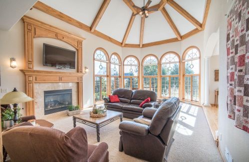 8201 Elizabeth Ct, Thiensville, WI 53097-3478