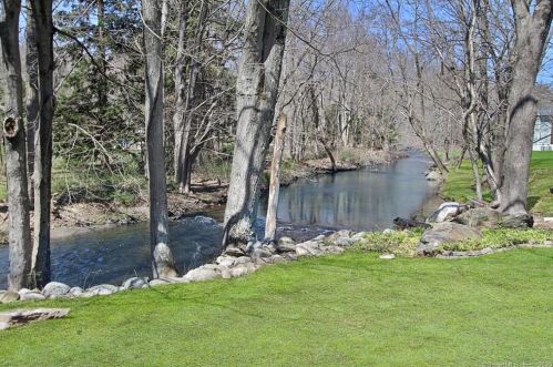 20 River Bend Rd, Bridgeport, CT 06611-3980