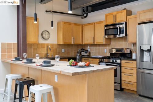 2858 Helen St, Oakland CA  94608-4028 exterior