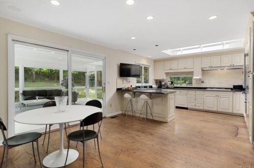 164 Westchester Ave, Scotts Corners NY  10576-1705 exterior