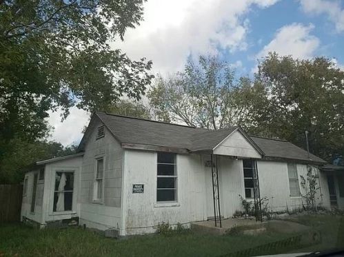 408 Division St, Edna, TX 77957-3906