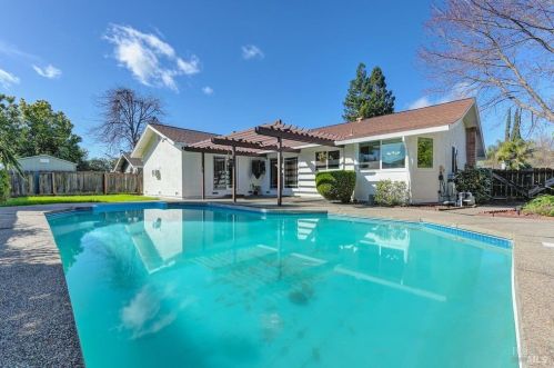 681 Seville Ln, Vacaville CA  95688-2044 exterior