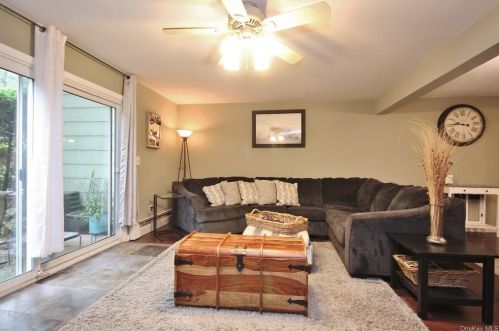 4 Salem Ct, Airmont, NY 10901-7210
