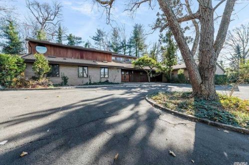 8 Eagle Point Dr, Great Neck, NY 11024-1006