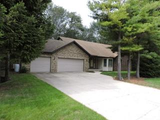 1290 Franklin Dr, Cleveland, WI 53015-1506