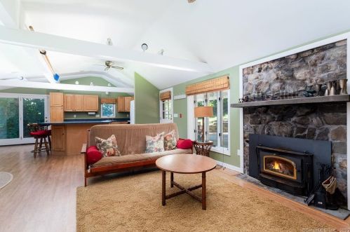 1 Bch Dr, Danbury CT  06812-3425 exterior