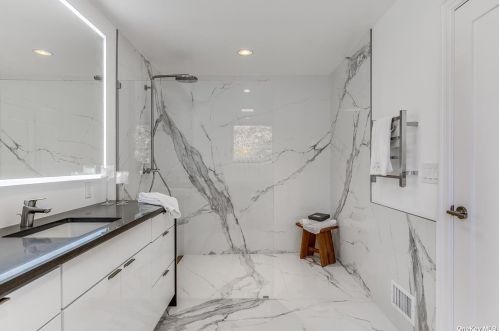 2 Blue Sea Ln, Great Neck NY  11024-1504 exterior