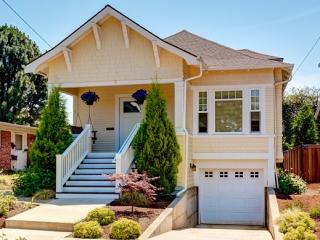 2642 Tibbetts St, Portland, OR 97202-2041