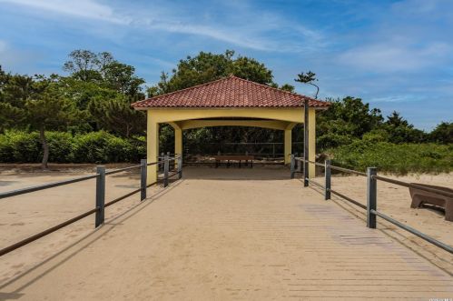 16 Martin Pl, Northport NY  11768-1224 exterior