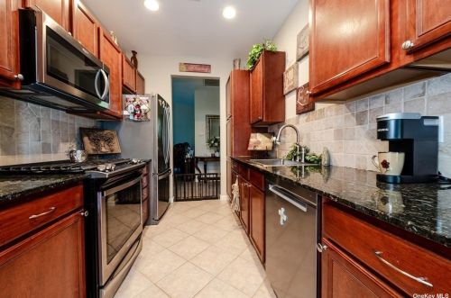 121 Constantine Way, Mount Sinai NY  11766-3005 exterior