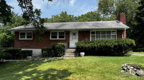 6 Idlewild Dr, Poughkeepsie, NY 12601-6600