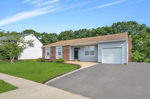 149 Springmeadow Dr, Holbrook, NY 11741-3023