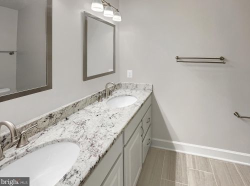 1268 Vintage Pl, Herndon VA  20194-1025 exterior