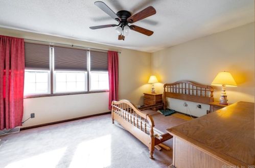 15 Independence Ln, North Haven CT  06473-1517 exterior