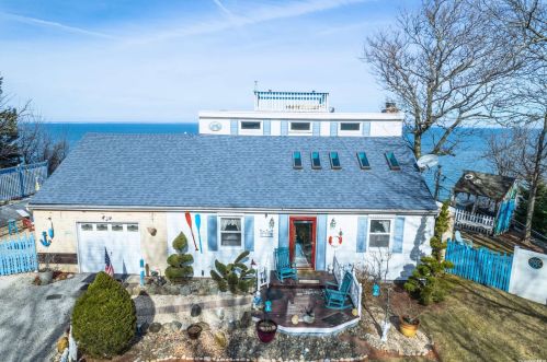 39 Waterview Dr, Scotts Beach, NY 11789-1033