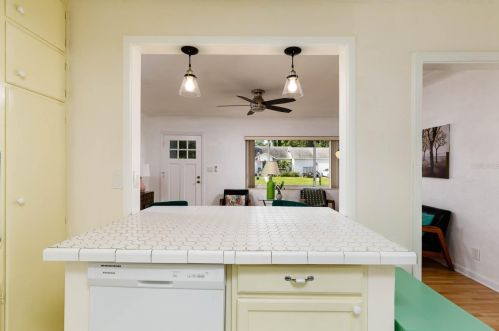 5933 15th Ave, Saint Petersburg FL  33707-3305 exterior